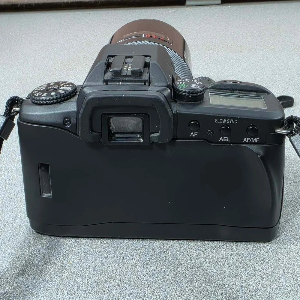 Minolta Maxxum 70 SLR Film Camera 35mm Excellent 70-210mm f/4.5-5.6 lens Works.